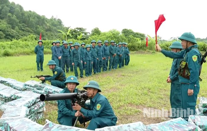 Chiến sĩ dân quân pháo binh thực hành thao tác làm chủ hỏa lực súng ĐKZ trên thao trường.