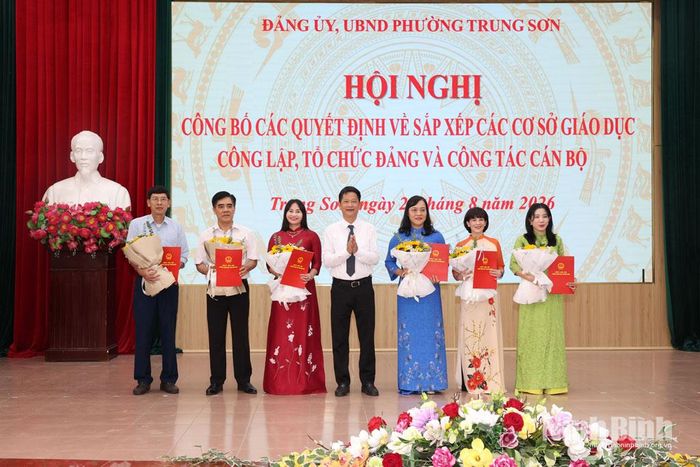 Lãnh đạo phường Trung Sơn trao Quyết định bổ nhiệm các đồng chí Hiệu trưởng, Phó Hiệu trưởng các trường. Ảnh : Minh Quang