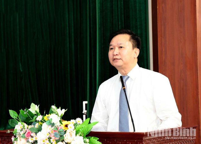 Đồng chí Phạm Đăng Khoa, Phó Bí thư Đảng ủy, Chủ tịch UBND xã phát biểu tại hội nghị.