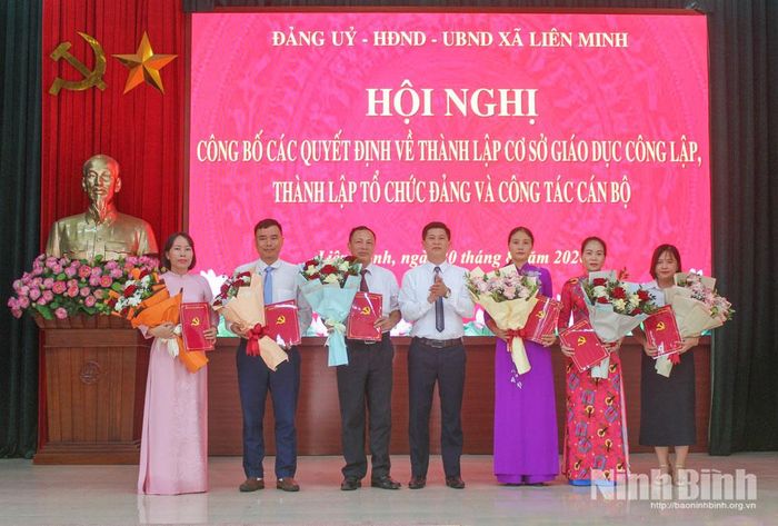 Lãnh đạo xã Liên Minh trao Quyết định, tặng hoa chúc mừng chi ủy Chi bộ Trường THCS Nguyễn Phúc. Ảnh: Thành Trung