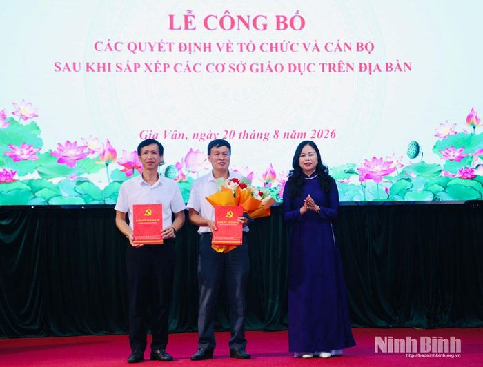 Đồng chí Nguyễn Thị Hồng Hạnh, Tỉnh ủy viên, Bí thư Đảng ủy, Chủ tịch HĐND xã Gia Vân trao quyết định thành lập đảng bộ, quyết định về công tác cán bộ Trường THCS Gia Vân. Ảnh: Đức Lam