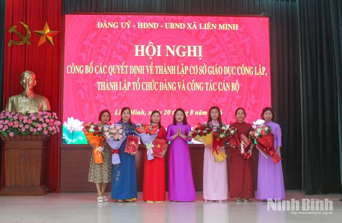 Lãnh đạo xã Liên Minh trao Quyết định, tặng hoa chúc mừng chi ủy Chi bộ Trường Tiểu học Liên Minh. Ảnh: Thành Trung