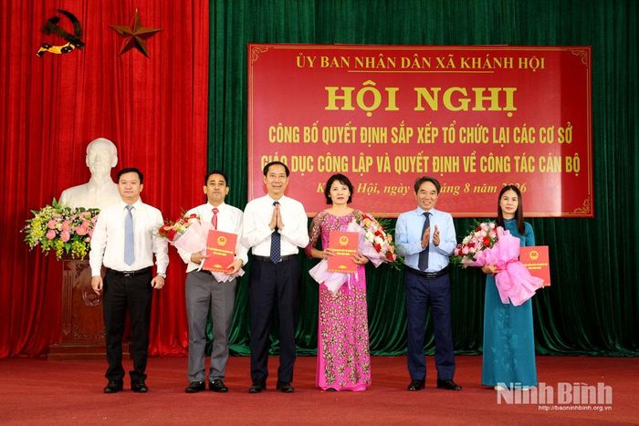 Lãnh đạo xã Khánh Hội trao Quyết định bổ nhiệm Hiệu trưởng các trường học. Ảnh: Minh Quang