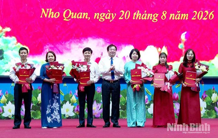Lãnh đạo xã Nho Quan trao các quyết định chỉ định Bí thư chi bộ các trường học. Ảnh: Đào Hằng