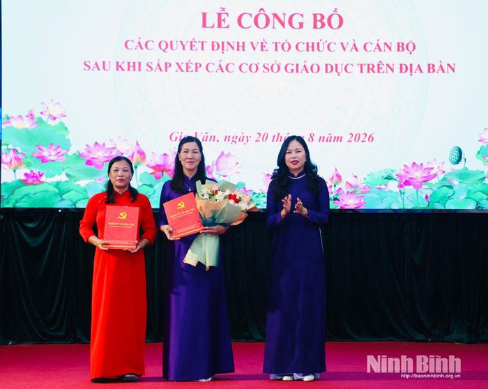 Đồng chí Nguyễn Thị Hồng Hạnh, Tỉnh ủy viên, Bí thư Đảng ủy, Chủ tịch HĐND xã Gia Vân trao quyết định thành lập đảng bộ, quyết định về công tác cán bộ Trường Tiểu học Gia Lập. Ảnh: Đức Lam