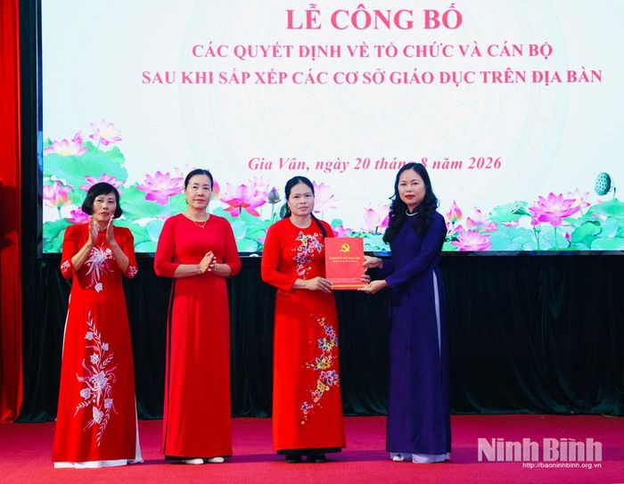 Đồng chí Nguyễn Thị Hồng Hạnh, Tỉnh ủy viên, Bí thư Đảng ủy, Chủ tịch HĐND xã Gia Vân trao quyết định thành lập đảng bộ, quyết định về công tác cán bộ Trường Mầm non Gia Vân. Ảnh: Đức Lam