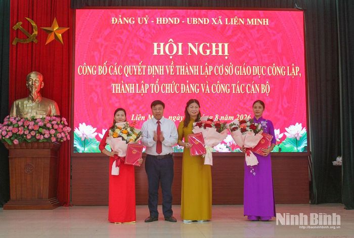 Lãnh đạo xã Liên Minh trao Quyết định thành lập các Trường: Mầm non Liên Minh, Tiểu học Liên Minh, THCS Nguyễn Phúc. Ảnh: Thành Trung