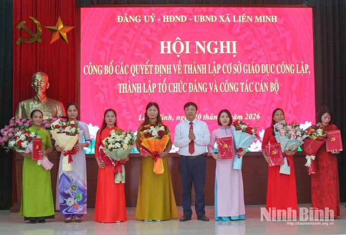 Lãnh đạo xã Liên Minh trao Quyết định, tặng hoa chúc mừng chi ủy Chi bộ Trường Mầm non Liên Minh. Ảnh: Thành Trung