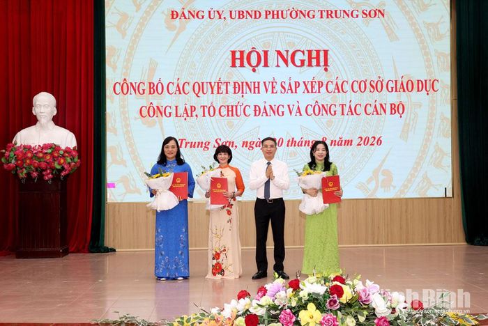 Đồng chí Hoàng Mạnh Hùng, Bí thư Đảng ủy, Chủ tịch HĐND phường trao Quyết định chỉ định Bí thư các chi bộ. Ảnh : Minh Quang