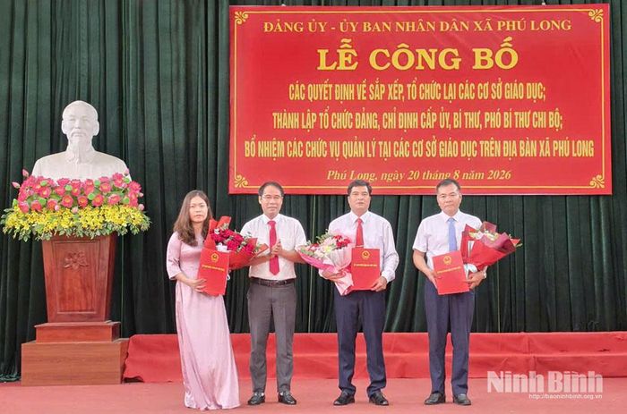 Lãnh đạo xã Phú Long trao quyết định thành lập các trường học trên địa bàn xã. Ảnh: Thuỷ Lam