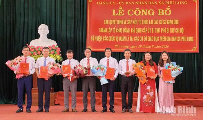 Lãnh đạo xã Phú Long trao quyết định bổ nhiệm Hiệu trưởng, Phó Hiệu trưởng cho các trường học trên địa bàn xã. Ảnh: Thuỷ Lam