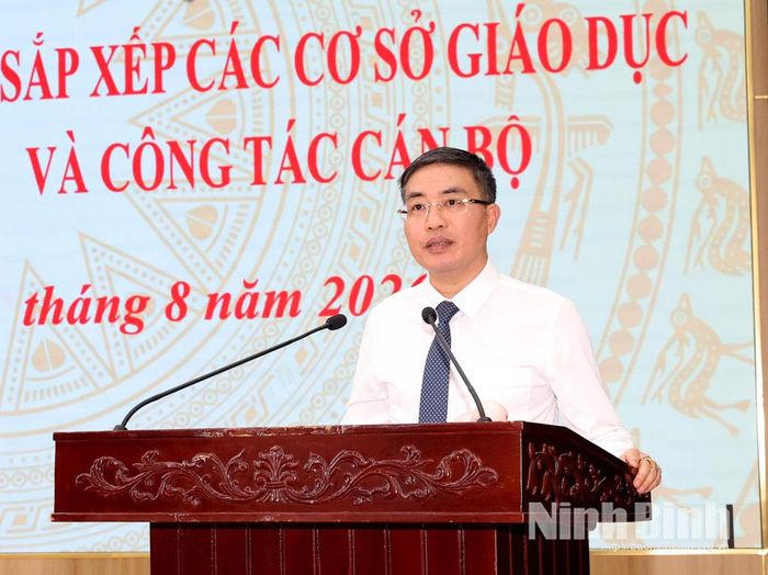Đồng chí Hoàng Mạnh Hùng, Bí thư Đảng ủy, Chủ tịch HĐND phường phát biểu giao nhiệm vụ cho các cơ sở giáo dục sau sắp xếp. Ảnh : Minh Quang