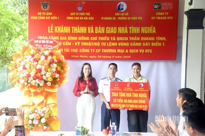 Đại diện nhà tài trợ trao kinh phí hỗ trợ sửa chữa nhà ở cho gia đình Thiếu tá QNCN Trần Quang Tĩnh.