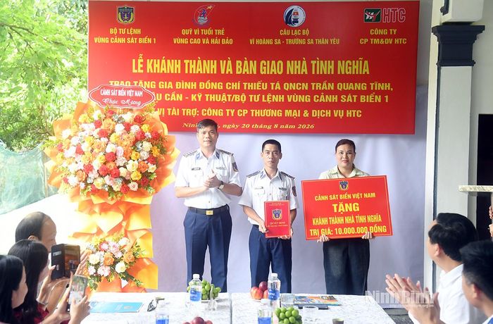 Trao kinh phí hỗ trợ sửa chữa nhà ở của Cảnh sát biển Việt Nam cho gia đình Thiếu tá QNCN Trần Quang Tĩnh.