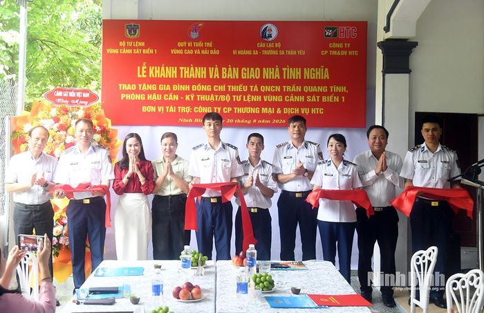 Các đại biểu cắt băng khánh thành nhà tình nghĩa.