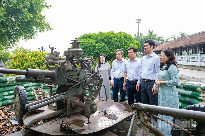 Các đại biểu tham quan di tích địa trận pháo phòng không Lam Hạ.