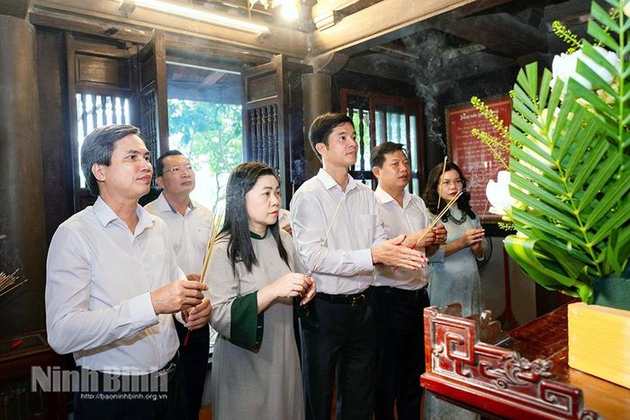Các đại biểu dâng hương tại Đền thờ Mười nữ anh hùng liệt sĩ dân quân phòng không Lam Hạ.