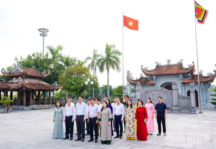 Các đại biểu tham dự lễ dâng hương.