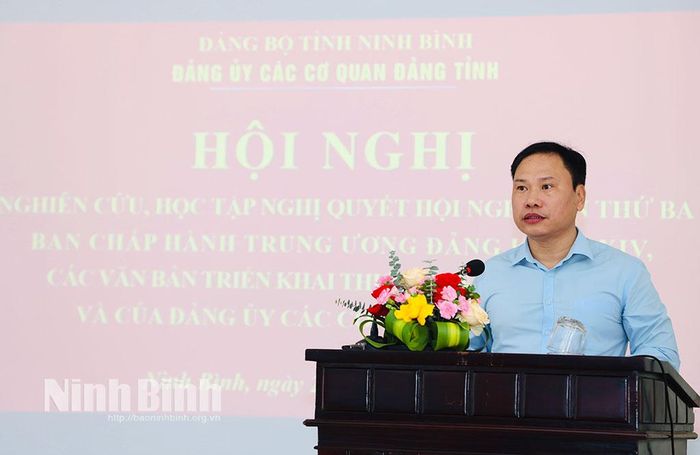 Đồng chí Hoàng Nguyên Dự, Ủy viên Ban Thường vụ Tỉnh ủy, Phó Bí thư Thường trực Đảng ủy các cơ quan Đảng tỉnh quán triệt các văn bản được thông qua tại Hội nghị Trung ương 3, khóa XIV.