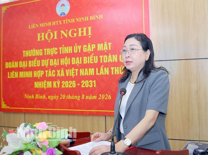 Đồng chí Đinh Thị Lụa, Phó Bí thư Tỉnh uỷ, Chủ tịch Uỷ ban MTTQ Việt Nam tỉnh phát biểu tại buổi gặp mặt.