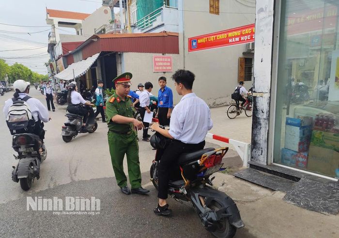 Công an xã Xuân Hồng kiểm tra việc chấp hành các qui định về trật tự, an toàn giao thông tại cổng trường học.