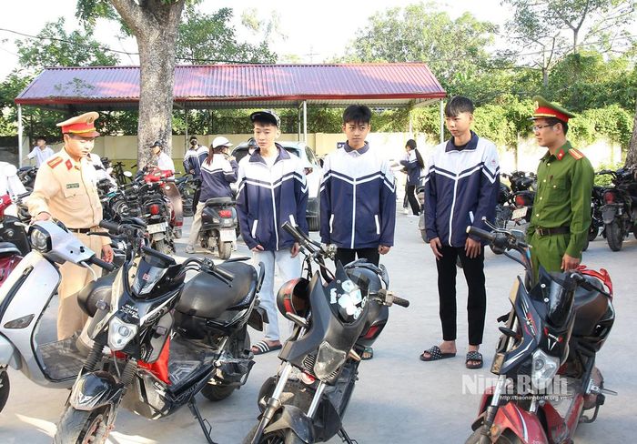 Đội Cảnh sát giao thông đường bộ số 3, Công an tỉnh phối hợp lực lượng Công an cấp xã và các nhà trường tổ chức kiểm tra khu vực bãi giữ xe trong trường và việc chấp hành pháp luật về TTATGT đối với học sinh.