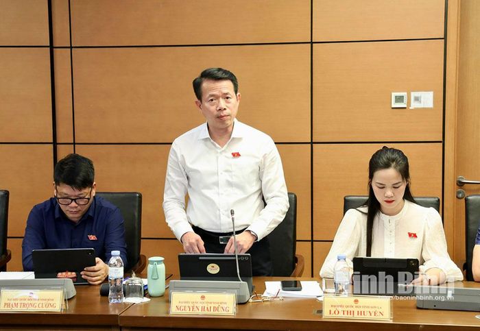 Đại biểu Nguyễn Hải Dũng, Ủy viên, ĐBQH hoạt động chuyên trách tại Ủy ban Pháp luật và Tư pháp của Quốc hội (Đoàn ĐBQH tỉnh Ninh Bình) phát biểu tham luận tại Tổ.
