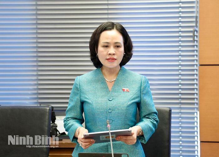 Đại biểu Trần Thị Hồng Thanh, Tỉnh ủy viên, Phó Trưởng Đoàn ĐBQH chuyên trách tỉnh Ninh Bình phát biểu tham luận tại Tổ.