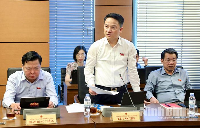 Đại biểu Lê Văn Thế, Tỉnh ủy viên, Phó Trưởng Đoàn ĐBQH chuyên trách tỉnh Ninh Bình phát biểu tham luận tại Tổ.