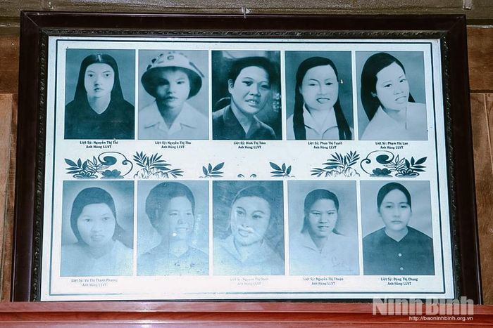 Di ảnh đen trắng 10 nữ dân quân Lam Hạ tại Đền thờ các cô ở phường Hà Nam, tỉnh Ninh Bình.