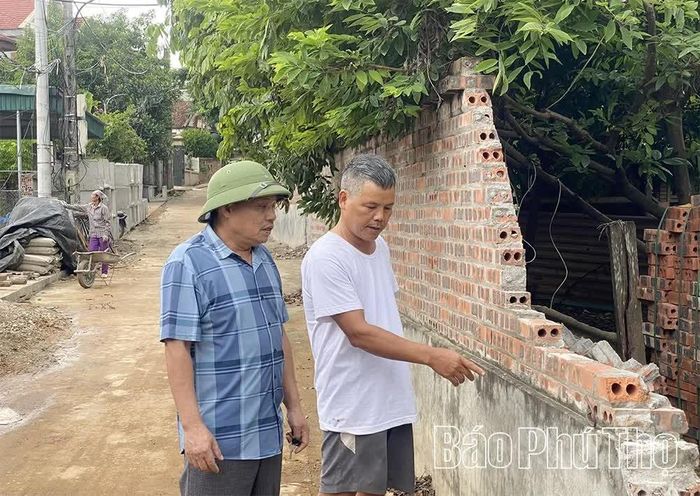 Người dân tổ dân phố Nội Thụy Vân tự nguyện tháo dỡ vật kiến trúc, phá dỡ tường rào để bàn giao mặt bằng thi công dự án.