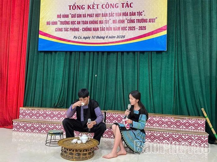 Các thành viên mô hình “Phòng, chống tảo hôn” Trường Phổ thông Dân tộc nội trú THCS&THPT Pà Cò chia sẻ thông điệp truyền thông qua kịch tiểu phẩm.