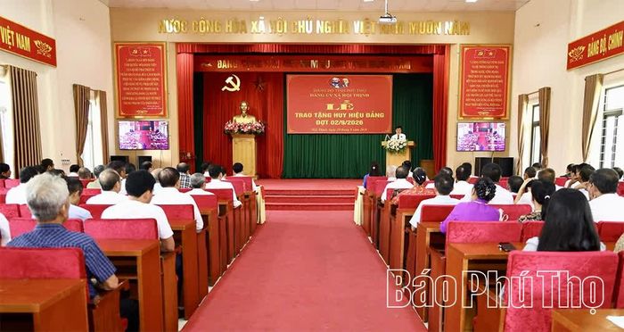 Toàn cảnh Lễ trao Huy hiệu Đảng.