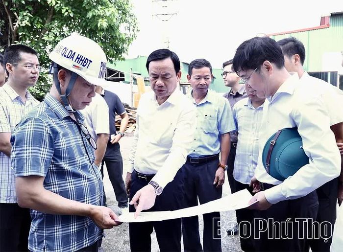 Phó Chủ tịch UBND tỉnh Quách Tất Liêm kiểm tra tại hiện trường Dự án cải tạo, mở rộng Quốc lộ 2 đoạn qua xã Vĩnh Hưng.