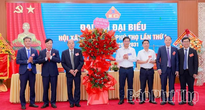 Đồng chí Giám đốc Sở Xây dựng Nguyễn Xuân Quang tặng hoa chúc mừng Đại hội.