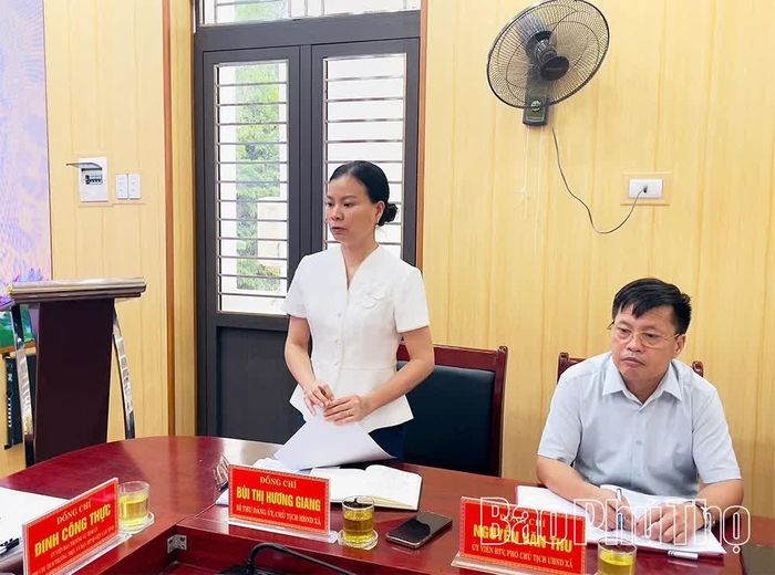 Đồng chí Bùi Thị Hương Giang, Bí thư Đảng ủy xã Liên Hòa báo cáo tại buổi làm việc.