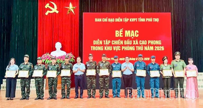 14 cá nhân có thành tích trong diễn tập được UBND xã tặng Giấy khen.