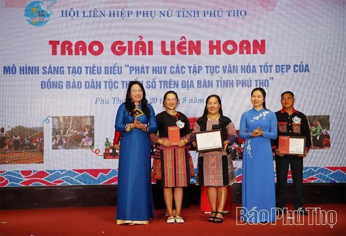 Đồng chí Bùi Thị Minh - Phó Bí thư Tỉnh ủy, Chủ tịch Ủy ban MTTQ tỉnh và lãnh đạo Hội LHPN tỉnh trao giải Nhất cho đội thi xã Pà Cò.
