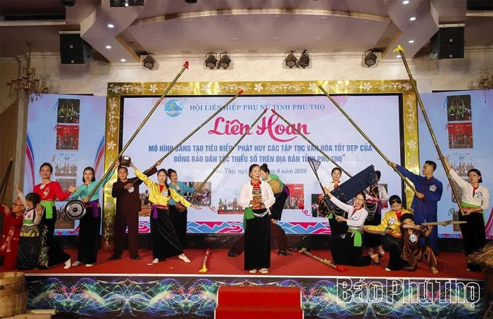 Các đội thi tham gia phần thi trình diễn trang phục dân tộc tại liên hoan.