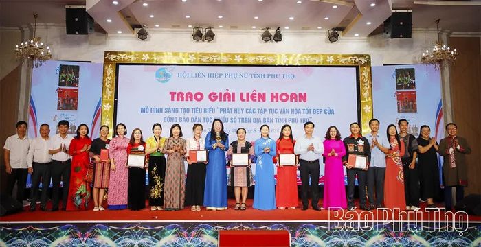 Các đồng chí lãnh đạo tỉnh chúc mừng các đội thi đạt giải cao tại liên hoan.