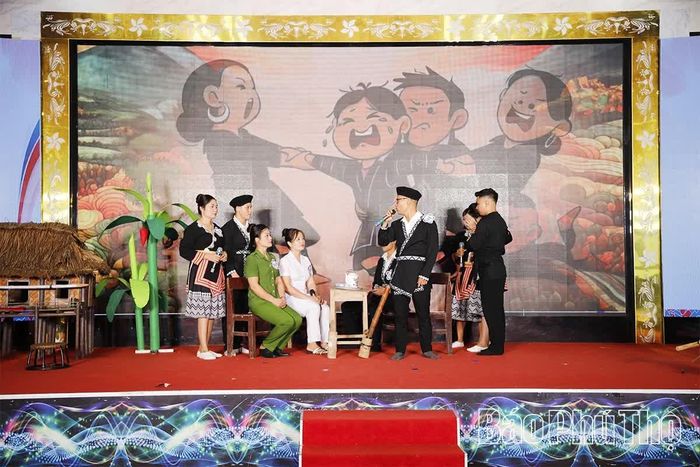 Phần thi tiểu phẩm tuyên truyền của các đội tham gia liên hoan.