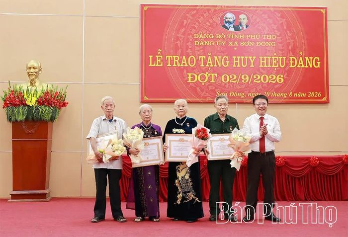 Bí thư Đảng ủy xã Sơn Đông trao tặng Huy hiệu 60 năm tuổi Đảng cho các đảng viên lão thành.