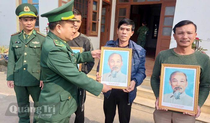 Đồn Biên phòng cửa khẩu cảng Gianh tặng ảnh Bác Hồ cho các chủ tàu thuyền trên địa bàn - Ảnh: T.L