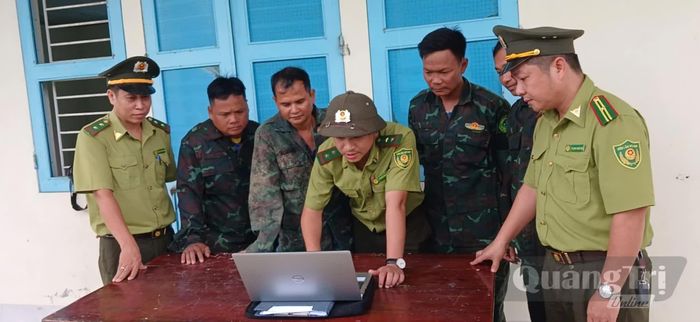 Lực lượng Kiểm lâm và các tổ bảo vệ rừng trao đổi, cập nhật thông tin phục vụ công tác quản lý, bảo vệ rừng - Ảnh: N.B