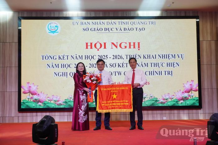 Trao cờ thi đua của UBND tỉnh cho tập thể Trường THPT Lương Thế Vinh - Ảnh: H.L