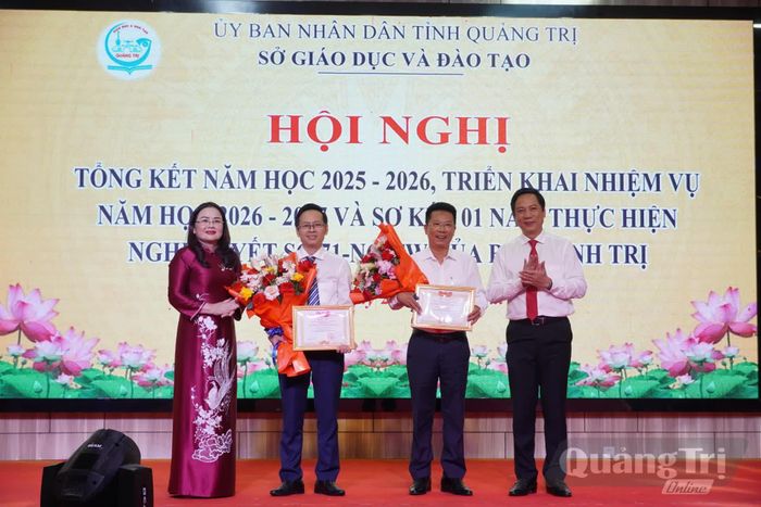 Trao danh hiệu “Tập thể lao động xuất sắc” cho tập thể Phòng Giáo dục Mầm non và Phòng Giáo dục phổ thông, Sở Giáo dục và Đào tạo - Ảnh: H.L