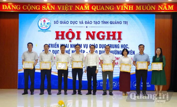 19 tập thể, 63 cá nhân có thành tích xuất sắc trong đợt cao điểm “Quyết tâm cao, hành động quyết liệt, bứt phá thành công Kỳ thi tốt nghiệp THPT năm 2026” - Ảnh: H.L