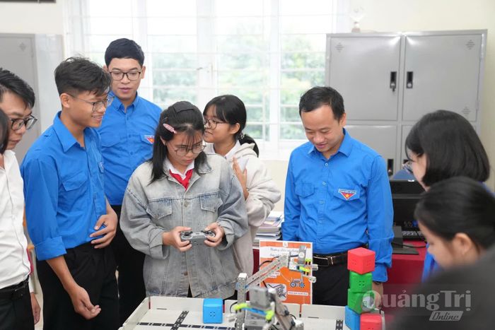 Trải nghiệm kính thực tế ảo - Ảnh: L.O