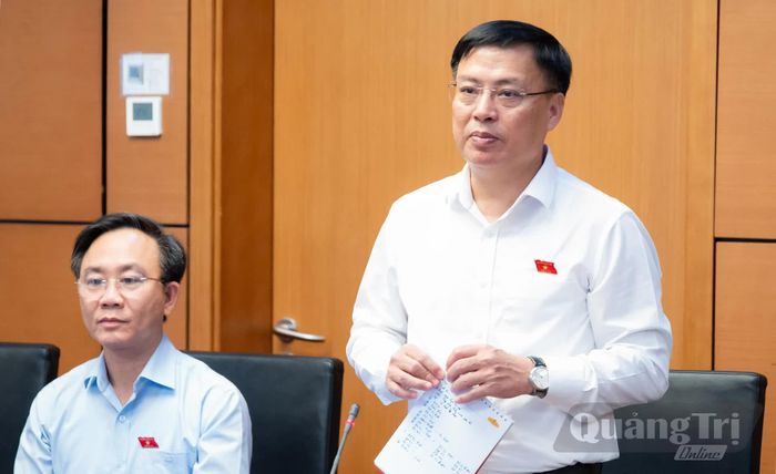 Đồng chí Thiếu tướng Nguyễn Thanh Liêm, Giám đốc Công an tỉnh thảo luận tại tổ - Ảnh: N.M