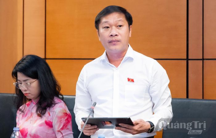 Đồng chí Nguyễn Khánh Vũ, Bí thư Đảng ủy, Chủ tịch HĐND phường Quảng Trị thảo luận tại tổ - Ảnh: N.M